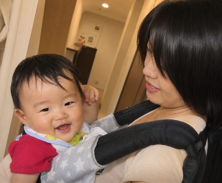 一人遊べなくても大丈夫、あるけなくても大丈夫、抱っこの状態で一緒に遊び続ける赤ちゃんと西川亜希子の画像