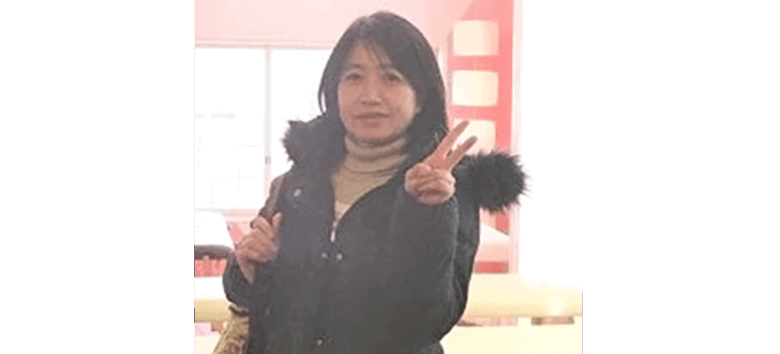 DRTセミナーを終えて、帰りに元気よくｖサインをする西川亜希子