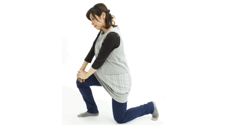正座の姿勢からゆっくりと片膝を立てて、その立てた膝に両手を添えて体を支えている様子を説明した実際の写真