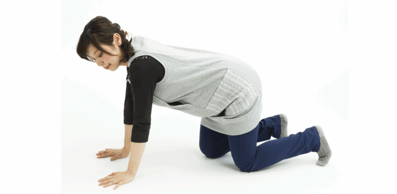 腰痛の時に横座りの姿勢から四つん這いに戻り、そこからゆっくりと正座へ移行して安全に起き上がる様子を説明した実際の写真
