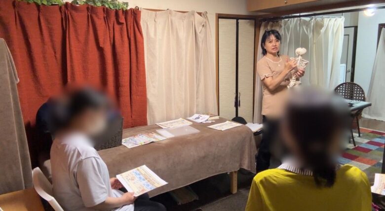 肩甲骨について説明をしていtるところです