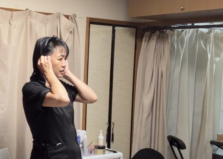 基本的な耳のほぐし方を実際にやりながら説明