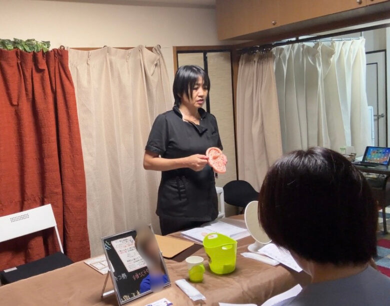 耳の模型をもとに耳つぼの位置などを紹介しました