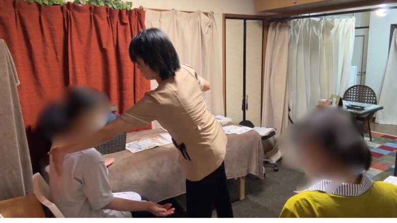 肩甲骨を後ろへ引く菱形筋を動かすストレッチにて、うごいているかの確認中