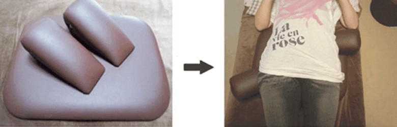 三角ブロックに乗りご自身の体重で仙骨を正しく調整するSOT施術を受けている様子